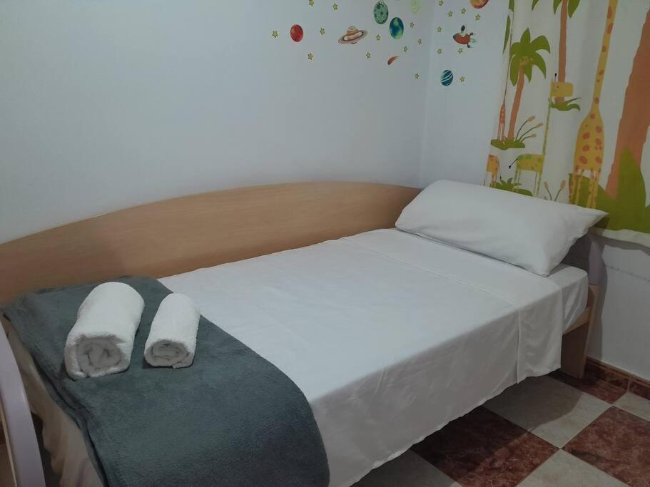 Disfruta De Un Barrio Tranquilo Apartment Alcala de Guadaira Bagian luar foto